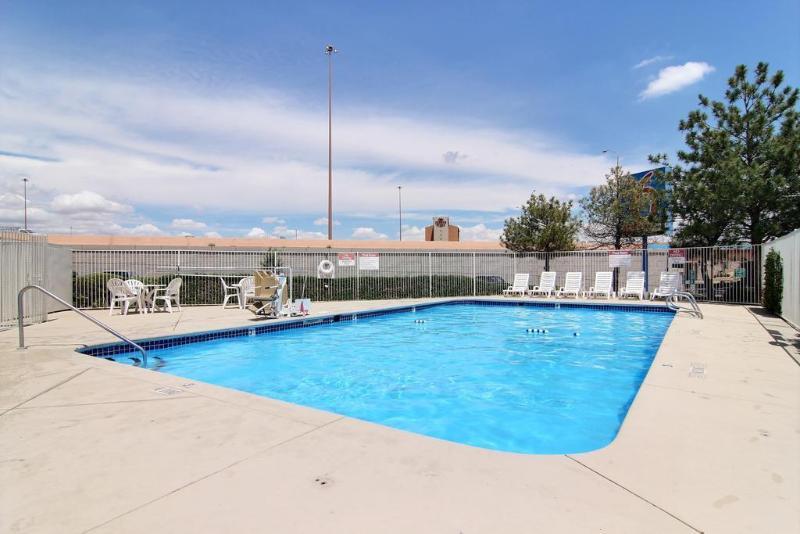 Hotel Super 8 Albuquerque/Midtown Zewnętrze zdjęcie
