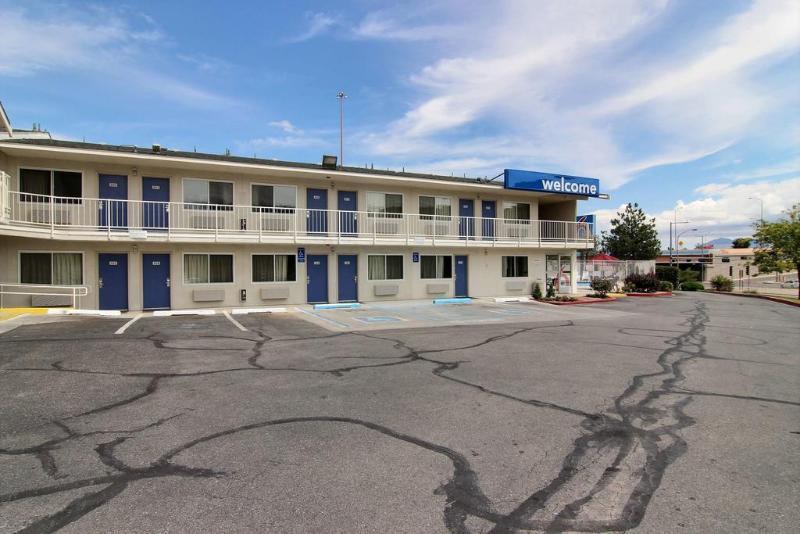 Hotel Super 8 Albuquerque/Midtown Zewnętrze zdjęcie